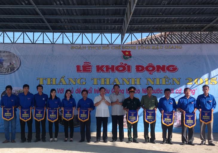 Lãnh đạo tỉnh đã trao cờ lưu niệm cho 13 đơn vị trực thuộc Tỉnh đoàn