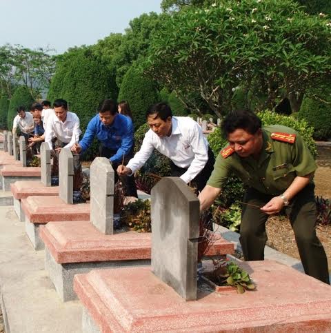Đoàn viếng thăm nghĩa trang liệt sỹ điện biên phủ và thắp hương cho các hương hồn liệt sỹ