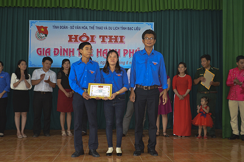 Đồng chí Phạm Thành Phước - Phó bí thư thường trực tỉnh đoàn, Trưởng Ban tổ chức trao giấy khen cho đội đạt giải nhất