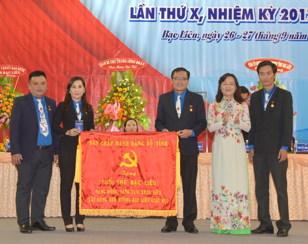 Đồng chí Lê Thị Ái Nam - PBT Thường trực Tỉnh ủy, Chủ tịch HĐND tỉnh Bạc Liêu trao Bức trướng cho Tuổi trẻ tỉnh nhà