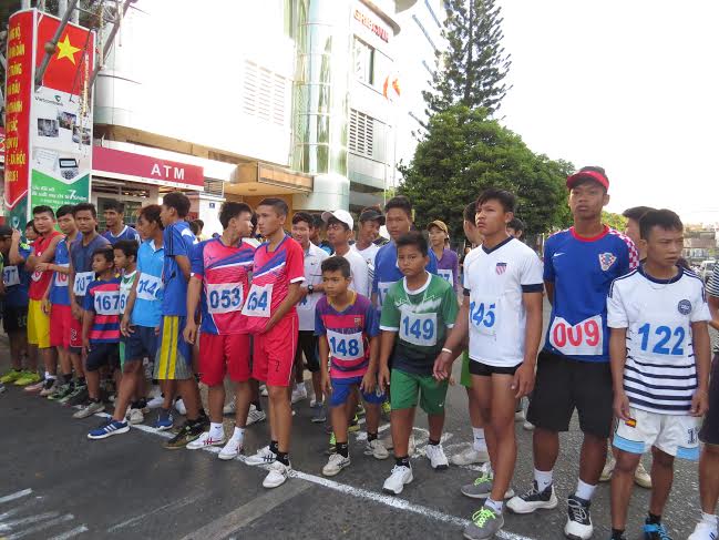  Các vận động viên nam tham gia thi chạy Việt dã cự ly 3km