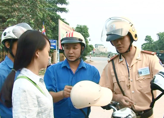 Các đội thanh niên xung kích 03 lực lượng tuyên truyền đội mũ bảo hiểm đạt chuẩn cho người dân, điều tiết giao thông, đảm bảo ATGT trên địa bàn.