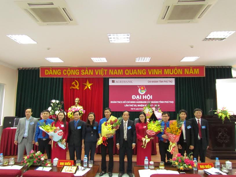 Các Đại biểu tặng hoa chúc mừng Ban Chấp hành Đoàn Agribank Chi nhánh tỉnh Phú Thọ khóa XII, nhiệm kỳ 2017 – 2019.