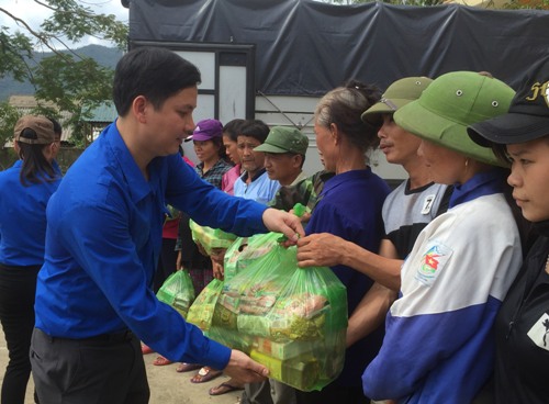 Ban Thường vụ Tỉnh Đoàn tổ chức các đoàn tình nguyện thăm tặng quà bà con nhân dân tại các địa bàn chịu ảnh nặng của bão