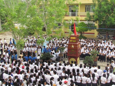 Quang cảnh lễ khánh cột mốc chủ quyền đảo Nam Yết tại Trường THPT Thốt Nốt.