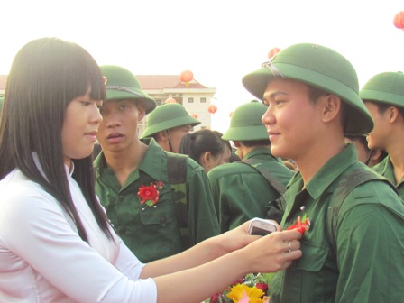 Nữ sinh Trường THPT Phan Ngọc Hiển, quận Ninh Kiều cài hoa chúc mừng chiến sĩ lên đường nhập ngũ.