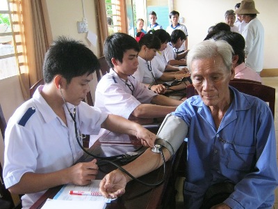 2.	Sinh viên tình nguyện khám bệnh, cấp phát thuốc miễn phí cho người nghèo.
