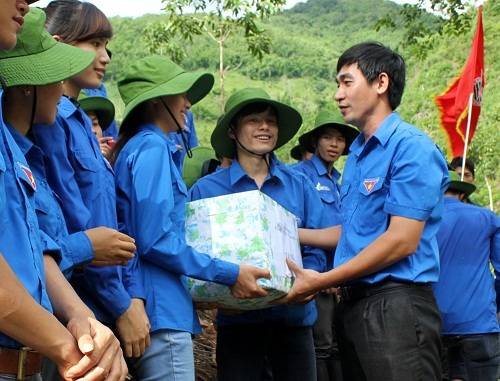 Lãnh đạo Tỉnh đoàn tặng quà cho thanh niên tình nguyện tham gia trồng rừng tại huyện Mường Lát