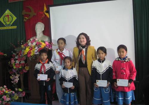 Đồng chí Nguyễn Thị Hà – Bí thư Trung ương Đoàn, Chủ tịch Hội đồng Đội TW tặng quà cho các em học sinh trường THCS An Ninh, huyện Quảng Ninh