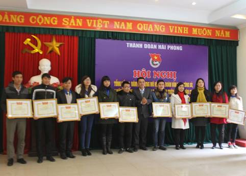 Đồng chí Trần Quang Tường - Bí thư Thành đoàn trao tặng bằng khen cho các tập thể và cá nhân có thành tích xuất sắc