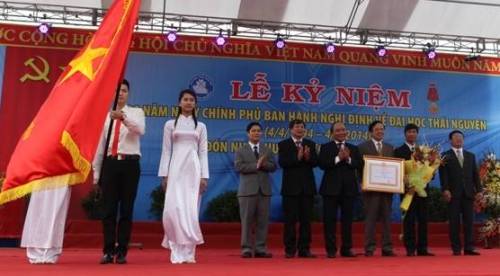  Thừa ủy quyền của Chủ tịch nước, đồng chí Nguyễn Xuân Phúc trao Huân chương Lao động hạng Nhì cho Đại học Thái Nguyên.