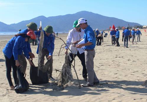 ĐVTN ra quân vệ sinh môi trường tại bãi biển Xuân Hải (Lộc Hà)