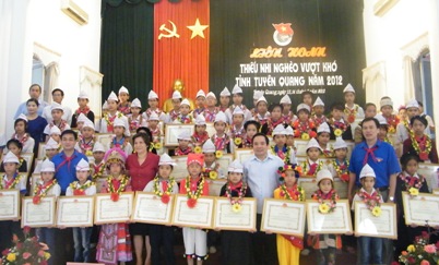 Lãnh đạo tỉnh Tuyên Quang, Thường trực Tỉnh đoàn tặng Bằng khen cho các bạn thiếu nhi nghèo vượt khó