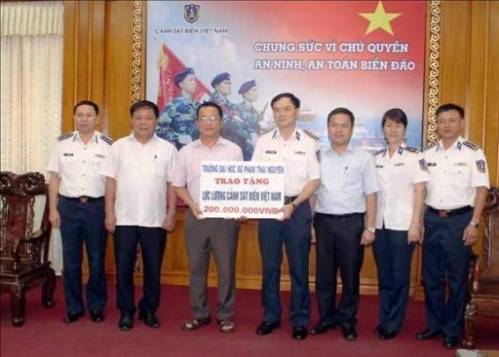 Đoàn công tác Trường ĐH Sư phạm Thái Nguyên tặng quà cho lực lượng cảnh sát biển Việt Nam