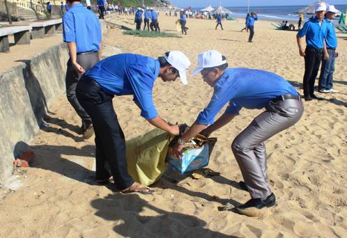 Sau Lễ phát động, hơn 2.000 ĐVTN ra quân vệ sinh môi trường biển