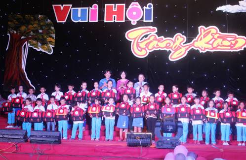 Đồng chí Nguyễn Xuân Hùng – Bí thư Tỉnh đoàn tặng quà trung thu cho thiếu niên, nhi đồng huyện Nghi Xuân