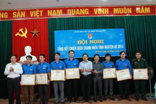 Đồng chí Nguyễn Xuân Hùng - UVBTV Trung ương Đoàn, Tỉnh ủy viên, Bí thư Tỉnh đoàn trao Bằng khen cho các đơn vị có thành tích xuất sắc