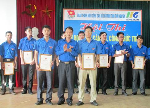 Đ/c Phạm Việt Dũng – Phó Bí thư Tỉnh Đoàn trao giấy chứng nhận cho các thí sinh đạt giải hội thi