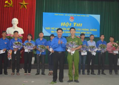 Đ/c Nguyễn Văn Đoàn – Bí thư tỉnh Đoàn Hưng Yên trao giải Nhất cho đội tuyển Đoàn TN Công an tỉnh