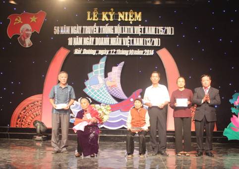 Hội Doanh nghiệp trẻ tỉnh Hải Dương tặng sổ tiết kiệm cho các Mẹ Việt Nam anh hùng