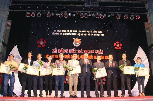 Đồng chí Lê Quốc Phong – Bí thư Trung ương Đoàn TNCS Hồ Chí Minh trao giải phong trào cho các đơn vị có thành tích xuất sắc