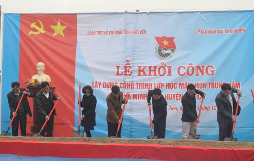 Các đồng chí đại biểu khởi công Công trình thanh niên xây dựng “Lớp mầm non cho các cháu thiếu nhi” tại thôn Phù Oanh xã Minh Tiến huyện Phù Cừ (tỉnh Hưng Yên)