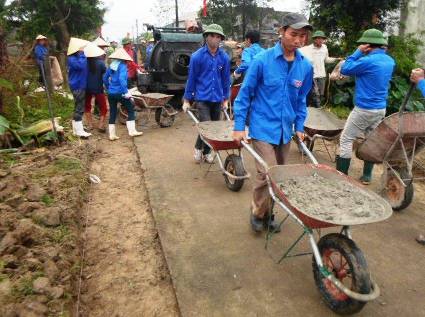 ĐVTN xã Cẩm Yên, huyện Cẩm Xuyên ra quân làm đường giao thông nông thôn
