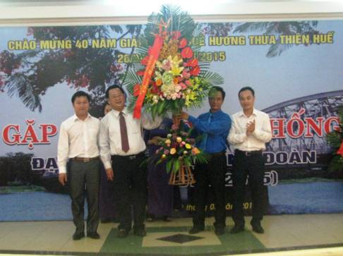  Đ/c Trần Thanh Bình – Phó Bí thư Thường trực Tỉnh ủy Thừa Thiên Huế tặng hoa chúc mừng tuổi trẻ 3 tỉnh Quảng Bình, Quảng Trị, Thừa Thiên Huế