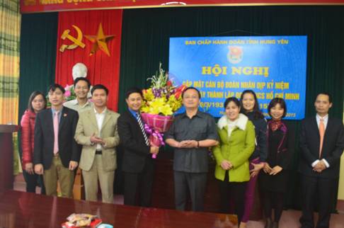  Đ/c Đỗ Tiến Sỹ - Phó Bí thư Tỉnh ủy Hưng Yên tặng hoa và chúc mừng Đoàn TNCS Hồ Chí Minh tỉnh