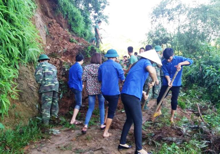 ĐVTN huyện Quan Sơn khắc phục các điểm bị sạt lở đất