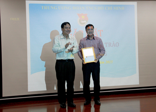 Đồng chí Nguyễn Đắc Vinh tặng bằng khen cho đơn vị có thành tích xuất sắc trong công tác quý I năm 2015