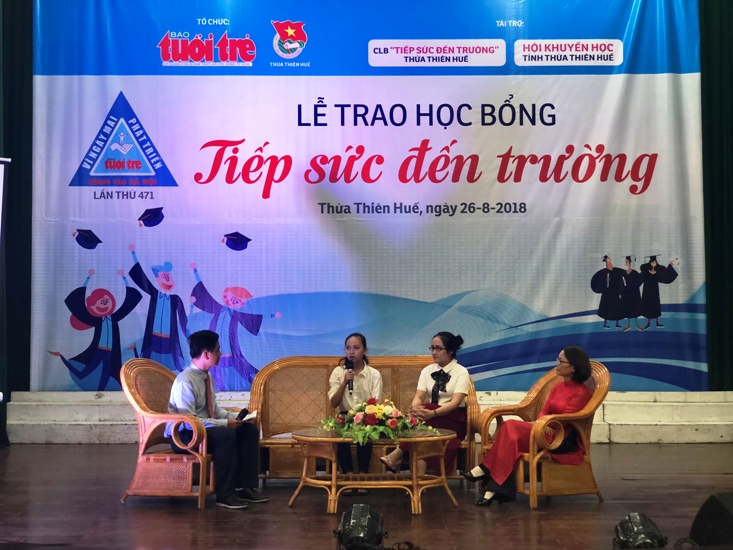 Trò chuyện với em Võ Thị Ngọc Trinh, học sinh lớp 12A9, là một trong những thủ khoa (khối B) của Trường THPT An Lương Đông (huyện Phú Lộc), với điểm số 24,5 kỳ thi THPT Quốc gia vừa qua