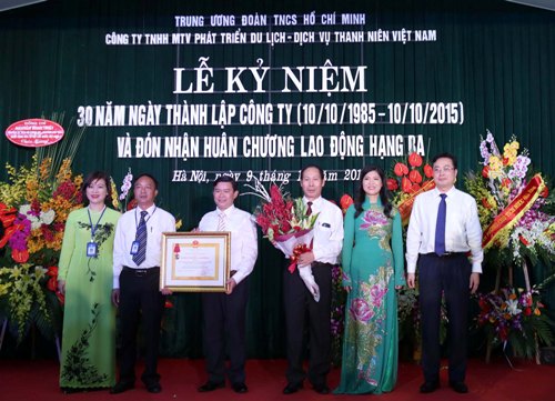 Đồng chí Bùi Trường Giang- Phó Chủ nhiệm Văn phòng Chủ tịch nước trao tặng Huân chương Lao động hạng Ba cho Công ty TNHH MTV