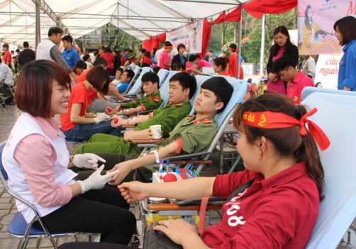 Đông đảo các tình nguyện viên tham gia hiến máu tại ngày hội Giọt hồng trên miền đá