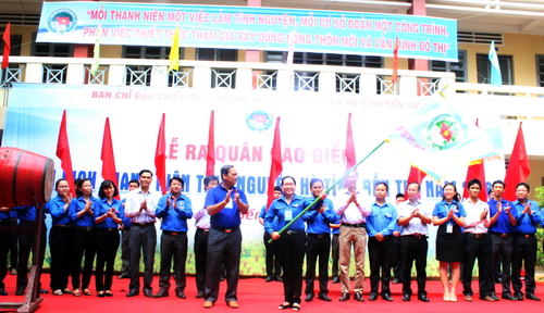 đồng chí Nguyễn Hữu Phước – Phó Chủ tịch UBND tỉnh, trưởng BCĐ CDTNTN hè 2016 đã trao cờ xuất quân chiến dịch năm 2016