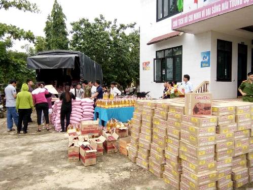 Huyện đoàn Vĩnh Linh phối hợp trao các nhu yếu phẩm cần thiết cho bà con nhân dân tại xã Vĩnh Lâm