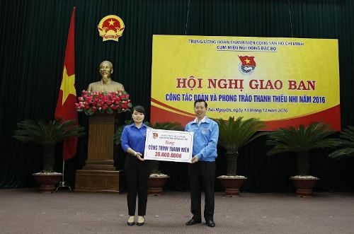  Đại diện lãnh đạo cụm miền núi Đông Bắc Bộ trao tặng kinh phí xây dựng công trình thanh niên trị giá 30 triệu đồng cho lãnh đạo Tỉnh đoàn Thái Nguyên