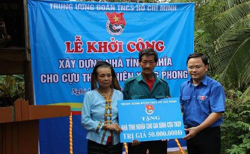 Trao tặng Nhà tình nghĩa cho gia đình cựu TNXP huyện Quỳ Hợp