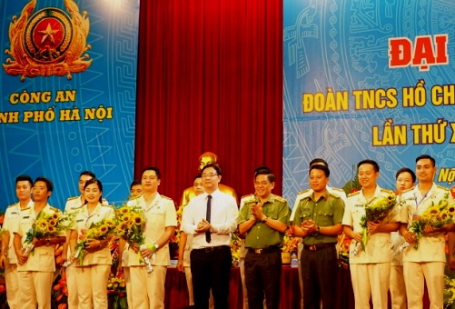 Đồng chí Nguyễn Văn Thắng, UVBTV Trung ương Đoàn, Thành ủy viên, Bí thư Thành đoàn Hà Nội tặng hoa chúc mừng BCH khóa mới 