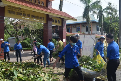 ĐVTN Thành Đoàn Đồng Hới làm vệ sinh môi trường sau bão