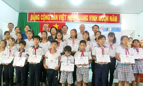 Ban Lãnh đạo chụp ảnh lưu niệm cùng các em học sinh nhận học bổng của CLB “Vì Hoàng Sa - Trường Sa thân yêu”