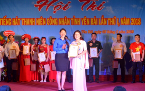 DC Đoàn Thị Thanh Tâm - Bsi thư Tỉnh đoàn trao giải nhất cho thí sinh tham gia
