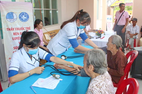 Các y, bác sĩ khám chữa bệnh, cấp phát thuốc miễn phí và tặng quà cho người dân tại 02 xã Thới Thạnh và Tân Phong huyện Thạnh Phú