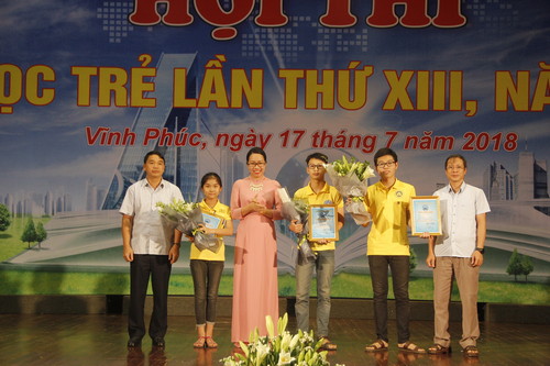  Các đồng chí lãnh đạo tỉnh trao giải cho các thi sinh đạt giải cao trong Hội thi “ Tin học trẻ tỉnh Vĩnh Phúc lần thứ XIII- năm 2018”.