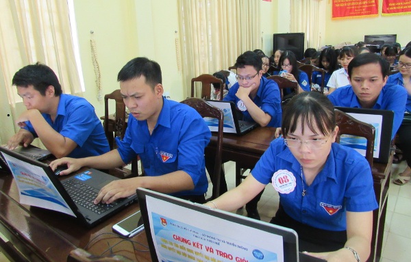 Các thí sinh tham gia phần thi trắc nghiệm trực tuyến trên mạng internet