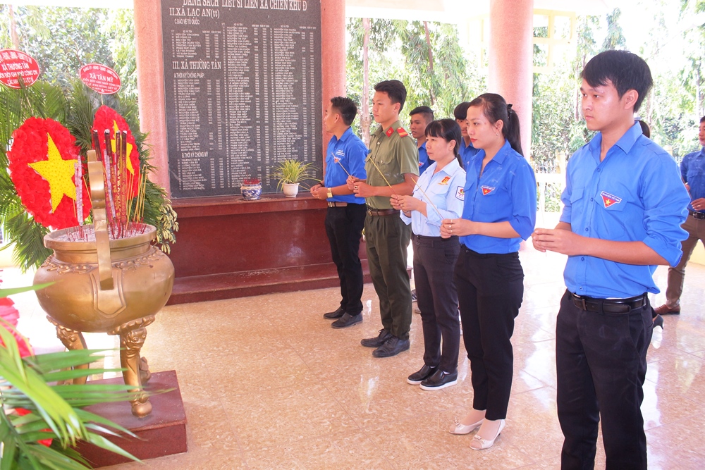 Đoàn viên, thanh niên dâng hương tưởng niệm Chủ tịch Hồ Chí Minh và các anh hùng liệt sĩ