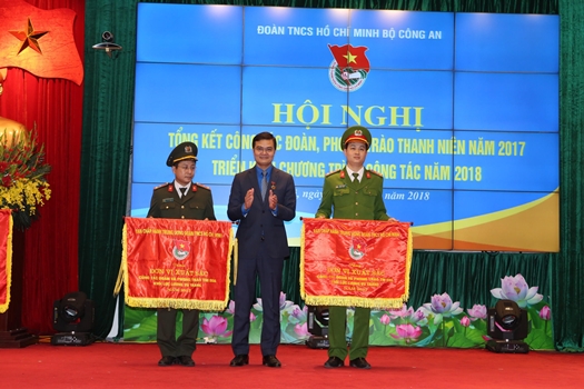 Đ/c Bùi Quang Huy tặng Cờ thi đua của BCH TW Đoàn cho 2 tập thể có thành tích xuất sắc trong công tác Đoàn và phong trào thanh niên.