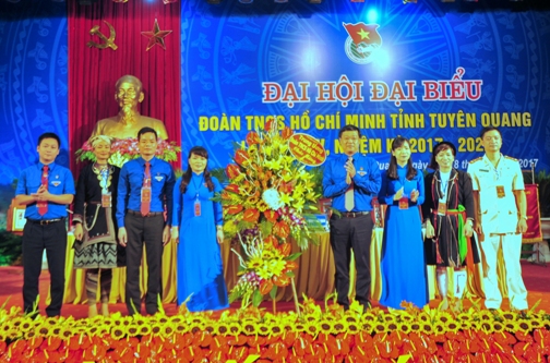  Đồng chí Lê Quốc Phong - Ủy viên dự khuyết Ban Chấp hành Trung ương Đảng, Bí thư Thứ nhất Ban Chấp hành Trung ương Đoàn TNCS Hồ Chí Minh tặng hoa chúc mừng Đại hội