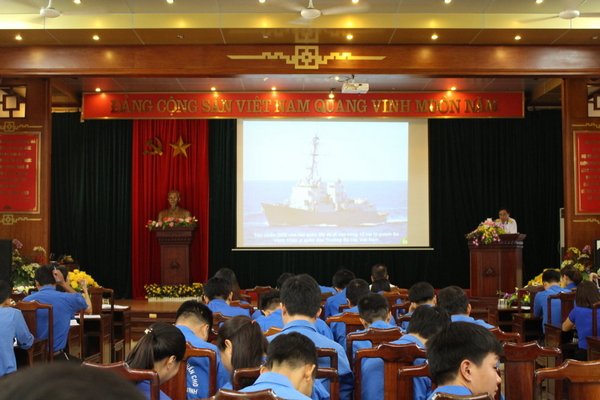  Đ/c Nguyễn Long Chuyên - Phó Chủ nhiệm chính trị Cục Kỹ thuật Hải quân báo cáo các nội dung tại hội nghị