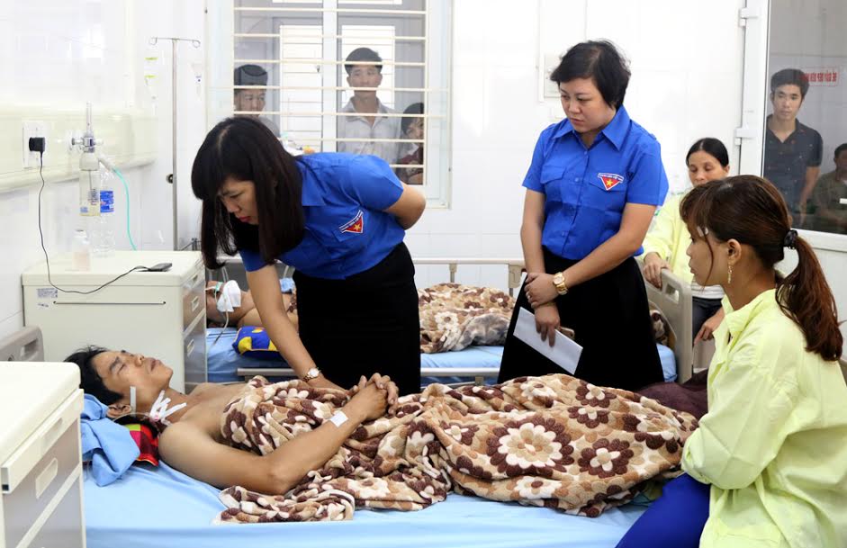 Đồng chí Nguyễn Thị Thu Hà, UV BCH Trung ương đoàn, Tỉnh ủy viên, Bí thư Tỉnh đoàn ân cần thăm hỏi thanh niên công nhân công ty Than Khe Chàm vừa bị tai nạn